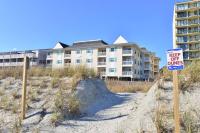 ein Schild für Dünensicherung vor einem Gebäude in der Unterkunft Windy Waves Top Location w Pool in Myrtle Beach