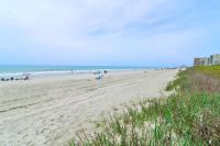 ein Strand mit vielen Menschen und das Meer in der Unterkunft Windy Waves Top Location w Pool in Myrtle Beach