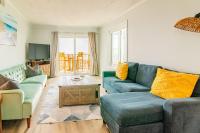 ein Wohnzimmer mit zwei Sofas und einem Fernseher in der Unterkunft Windy Waves Top Location w Pool in Myrtle Beach