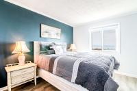 Ein Bett oder Betten in einem Zimmer der Unterkunft Windy Waves Top Location w Pool
