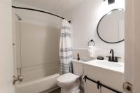 Ein Badezimmer in der Unterkunft Windy Waves Top Location w Pool