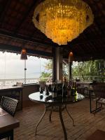 een eetkamer met een tafel met flessen wijn bij Villa in Governador Celso Ramos