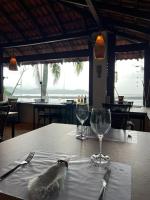 een tafel met twee wijnglazen en een servet bij Villa in Governador Celso Ramos