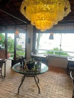 een kamer met een tafel met flessen erop bij Villa in Governador Celso Ramos