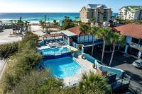 eine Luftaufnahme eines Resorts mit Swimmingpool und Meer in der Unterkunft Beachside Inn in Destin