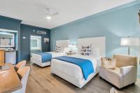 ein Schlafzimmer mit zwei Betten und ein Wohnzimmer in der Unterkunft Beachside Inn in Destin