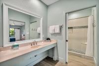 Ein Badezimmer in der Unterkunft Beachside Inn
