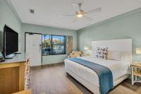 Ein Bett oder Betten in einem Zimmer der Unterkunft Beachside Inn