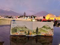 Eine Tasche steht auf einem Tisch mit Blick auf die Berge in der Unterkunft Holistic Scandinavia House in Arequipa