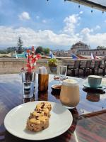 ein Tisch mit einem Teller Kekse und einer Tasse Kaffee in der Unterkunft Holistic Scandinavia House in Arequipa