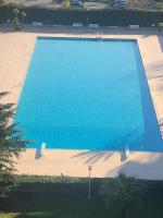 Basen w obiekcie Cannes Marina Résidence Le Surcouf - Studio de 28m2 au 10ème étage avec piscine, terrasse, parking, vue montagne et port : Mandelieu-La Napoule lub w pobliżu