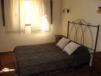 a bedroom with a bed and a window at Apartamentos Daper in Facinas