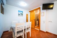 Televízia a/alebo spoločenská miestnosť v ubytovaní M & J Central Suites