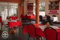 Un restaurante con mesas y sillas con mantel rojo. en Villa San Carlos, en Retalhuleu