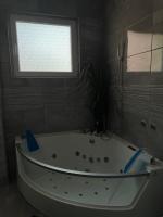 Kúpeľňa v ubytovaní LuxRooms - Hotel type with private jacuzzi