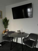 Televízia a/alebo spoločenská miestnosť v ubytovaní LuxRooms - Hotel type with private jacuzzi