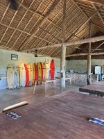 una stanza con un mucchio di tavole da surf sul muro di Gili Dua Resort a Sekongkang