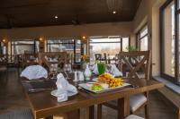 comedor con mesa y plato de comida en K2 Hotel by Green Pak Skardu, en Skardu