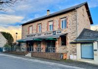 un edificio de ladrillo al lado de una calle en Hôtel Saint-Roch, Saint-Ybard, en Saint-Ybard