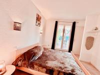 Łóżko lub łóżka w pokoju w obiekcie Appartement calme avec jardin privatif - 3 -