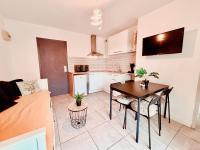 Kuchnia lub aneks kuchenny w obiekcie Appartement calme avec jardin privatif - 3 -