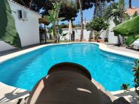 Bazén v ubytovaní Villa andaluza relax y playa en entorno tranquilo alebo v jeho blízkosti
