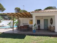 Bazén v ubytovaní Villa andaluza relax y playa en entorno tranquilo alebo v jeho blízkosti