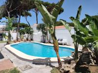 Bazén v ubytovaní Villa andaluza relax y playa en entorno tranquilo alebo v jeho blízkosti