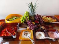 uma mesa com diferentes tipos de frutas e produtos hortícolas em Wyndham Tulum em Tulum