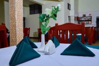 Postel nebo postele na pokoji v ubytování KiliCrane Lodge Arusha