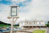 un cartel delante de un edificio en The Fleece at Ruleholme, en Carlisle