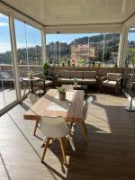 Una habitación grande con una mesa y sillas de madera. en B&B La Terrazza Polifrone, en Cotronei