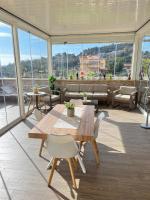 Una sala de estar con mesa y sillas y ventanas. en B&B La Terrazza Polifrone, en Cotronei