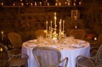 una mesa con un mantel blanco y velas en ella en Domaine Ablon, en Ablon