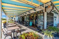 Ein Restaurant oder anderes Speiselokal in der Unterkunft Beachside Inn 
