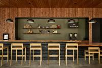 Khu vực lounge/bar tại AutoCamp Sequoia