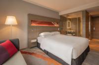 Hyatt Regency Taoyuan International Airportにあるベッド