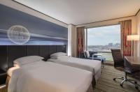 Hyatt Regency Taoyuan International Airportにあるベッド