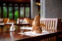 een houten tafel met een servet bij Stony Brook Villa Jianguo Resort Sanya in Sanya