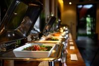 een buffet met een rij borden vol eten bij Stony Brook Villa Jianguo Resort Sanya in Sanya