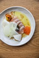 Un plato de comida con carne y verduras en una mesa. en The Sanctuary at Alba Thermal Springs & Spa, en Fingal