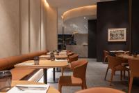 Un comedor con mesas y sillas de madera. en The Sanctuary at Alba Thermal Springs & Spa, en Fingal