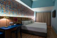 Een bed of bedden in een kamer bij ibis Styles Kuala Lumpur Bukit Bintang