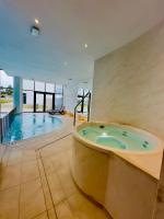 Bazén v ubytovaní APARTAMENT ELEGANCE BLUE w Let's Sea Basen&SPA alebo v jeho blízkosti