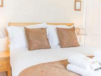 Postel nebo postele na pokoji v ubytování Southfield is a spacious period five bed, four bath with parking