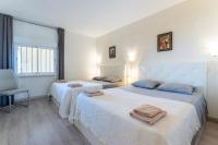 Postel nebo postele na pokoji v ubytování Beachfront Puerto Cabopino