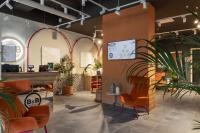 B&B HOTEL Como Baradelloにあるテレビまたはエンターテインメントセンター