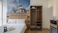 B&B HOTEL Como Baradelloにあるベッド