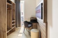 B&B HOTEL Como Baradelloにあるテレビまたはエンターテインメントセンター