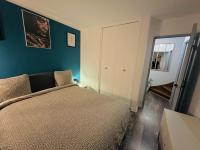 Łóżko lub łóżka w pokoju w obiekcie Cosy Duplex avec Parking à Paris 19 by immo kit bnb